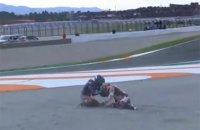 На этапе MotoGP в Валенсии неуправляемый мотоцикл на полной скорости сбил гонщика