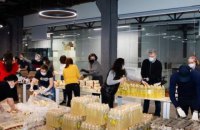 Порошенки з волонтерами зібрали 2 000 продуктових наборів для допомоги людям із вразливих груп