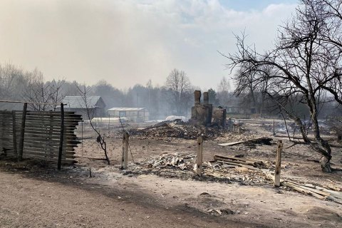 В Чернобыльской зоне отчуждения и Житомирской области продолжается тушение тления