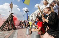 Під Радою зібрався мітинг проти законопроєкту Бужанського про освіту російською мовою