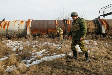 Один военный погиб, двое ранены при взрыве неизвестного устройства