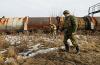Один военный погиб, двое ранены при взрыве неизвестного устройства