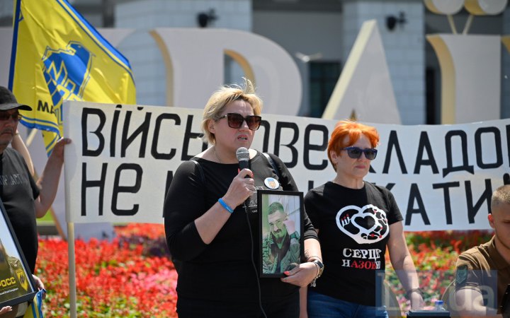 На Майдані Незалежності відбувся мітинг родин загиблих Героїв через довгу реалізацію проєкту Національного війського кладовища