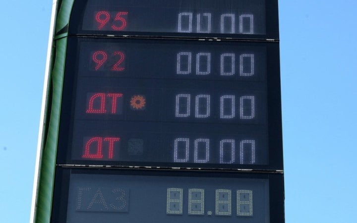 ЗМІ: Російські регіони влаштовують виставу для Путіна, знижуючи ціну на бензин