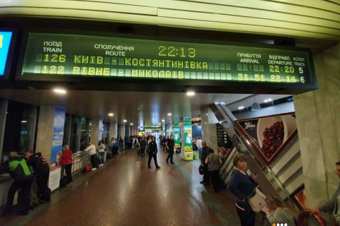 На железнодорожном вокзале в Киеве задымился локомотив поезда