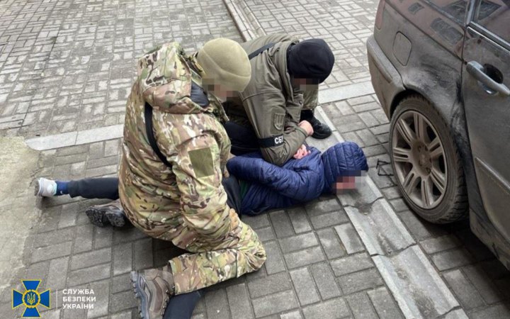 У Запоріжжі рекетири “вибивали” гроші з дружини загиблого воїна ЗСУ та погрожували вбити їхню дитину, – СБУ