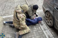 У Запоріжжі рекетири “вибивали” гроші з дружини загиблого воїна ЗСУ та погрожували вбити їхню дитину, – СБУ