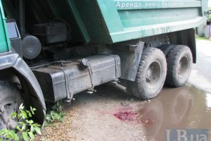В Киеве КамАЗ сбил на зебре пожилую женщину