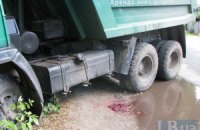 В Киеве КамАЗ сбил на зебре пожилую женщину