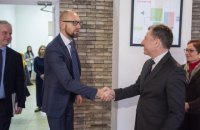 Яценюк обсудил с Волкером политическую ситуацию в Украине