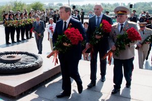 20 тысяч днепропетровцев прошли колонной с портретами дедов в руках