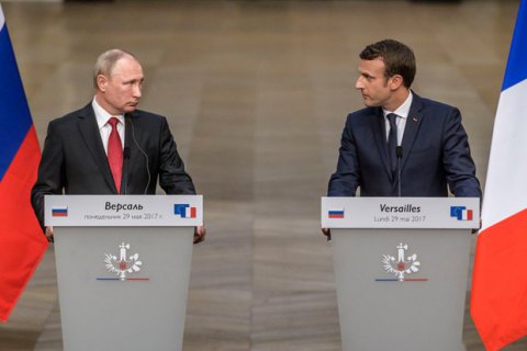 Макрон збирається відвідати Росію
