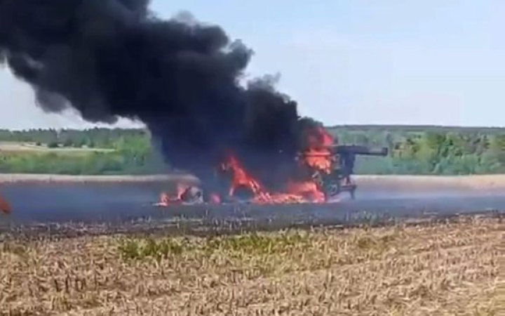 На Сумщині російський безпілотник атакував комбайн під час польових робіт