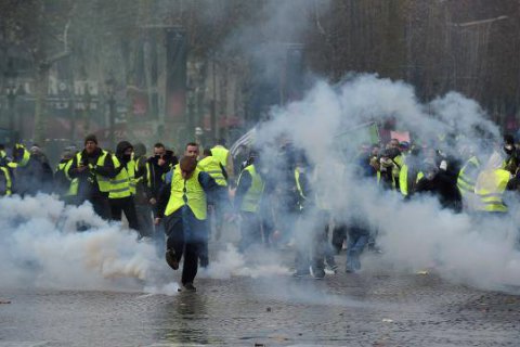 Полиция Парижа применила слезоточивый газ и водяные пушки к протестующим (обновлено)