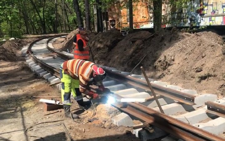 ​​У Пущі-Водиці в Києві відновлюють трамвайну колію, пошкоджену внаслідок обстрілів