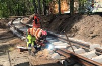 ​​У Пущі-Водиці в Києві відновлюють трамвайну колію, пошкоджену внаслідок обстрілів
