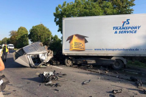 Около Мукачево на трассе Киев-Чоп произошло масштабное ДТП с 4 пострадавшими