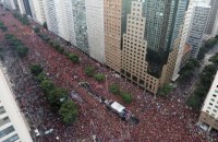 Миллионный парад в Рио в честь победы "Фламенго" в Копа Либертадорес вылился в жесткую конфронтацию с полицией 
