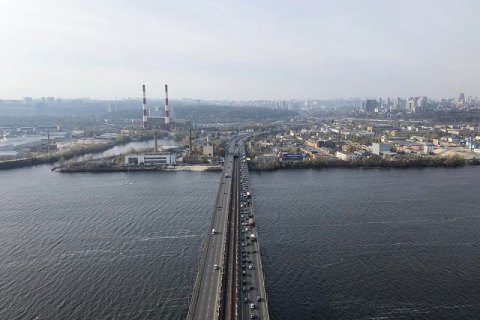 В Киеве на Южном мосту оборвалась часть накрывного покрытия