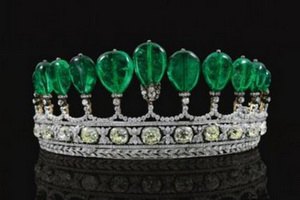 Диадема с бриллиантами и изумрудами поставила рекорд аукционов