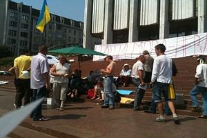 Протестующих возле Украинского дома просят прекратить акцию