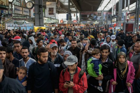 ЕС начнет штрафную процедуру против Венгрии, Польши и Чехии из-за квот на беженцев