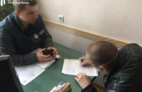 ДБР повідомило підозру правоохоронцю, який побив свою матір і намагався за хабар уникнути відповідальності