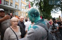 Прокуратура Киева объявила в розыск мужчину, облившего Шабунина зеленкой