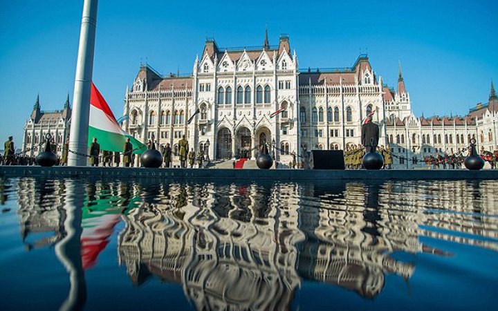 Петер Мадяр анонсував святкування свого прем'єрства перед будівлею угорського парламенту
