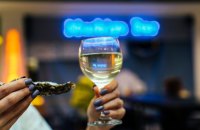 Пити вино під час їжі може бути корисним — дослідження  