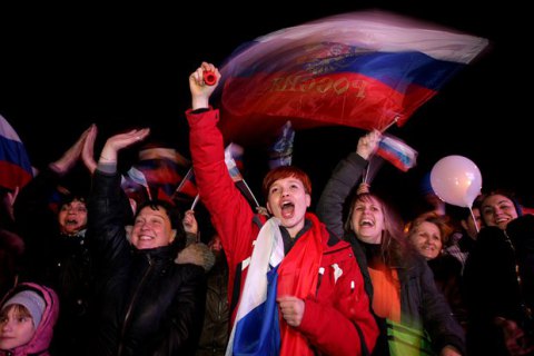 Янукович: решение о "референдуме" в Крыму было принято под влиянием российских военных