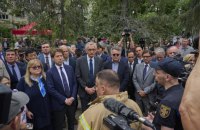 Іноземні дипломати побували на місці удару Росії по багатоповерхівці в Солом'янському районі Києва