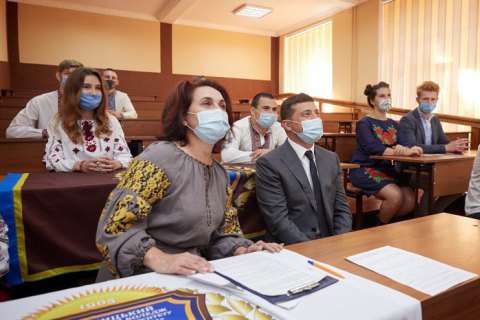 Зеленский принял участие в телемосте между студентами Хмельницкого и Мариупольского колледжей