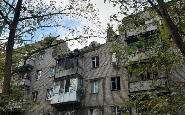 Окупанти вдарили по житловому будинку Миколаєва. Поранень зазнали пʼятеро людей, зокрема немовля (оновлено)