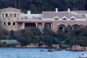 Власти Сардинии арестовали виллу Абрамовича
