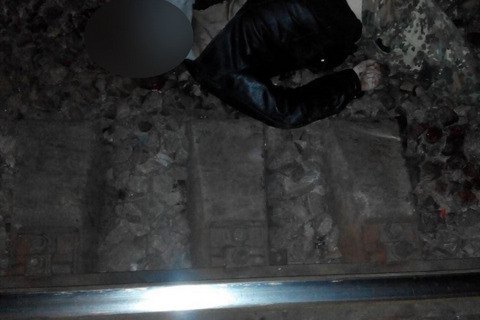 В Кривом Роге молодой мужчина лег под поезд 