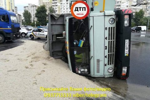 В Киеве на Троещине перевернулся КаМАЗ с песком