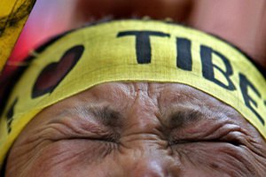В Китае осудили двух тибетских монахов за помощь в самосожжении