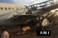 В индийском аэропорту во время перевозки разбили самолет