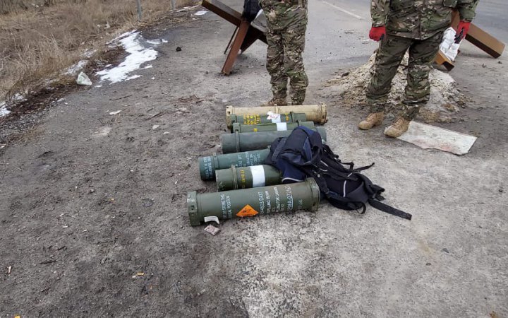 На Харківщині поліцейські на блокпосту вилучили гранатомети, гранати та набої