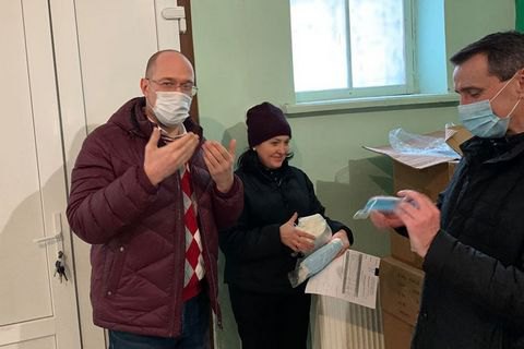 Шмыгаль показал, сколько масок получит каждая область