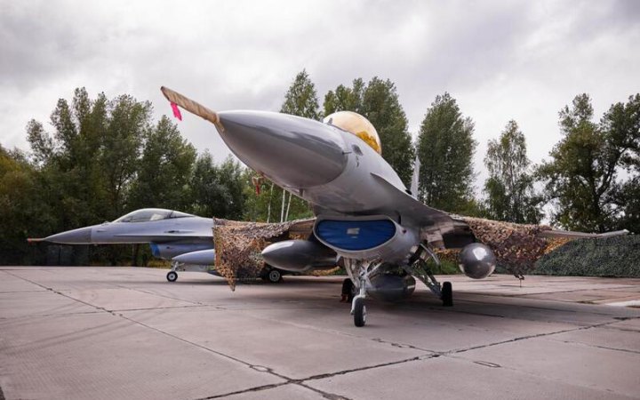 Reuters: на початку зими винищувачі F-16 України 3 тижні мали гострий дефіцит ракет американського виробництва