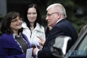 Оппозиция собирает подписи против Януковича ради пиара, - регионал