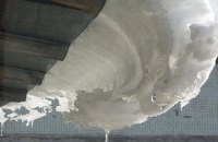 Во Львове женщину госпитализировали из-за падения снежной глыбы