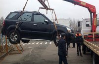 В Киеве машину эвакуировали вместе с детьми в салоне 