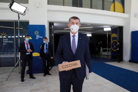 Чешский премьер попросил страны ЕС выслать хотя бы по одному российскому дипломату