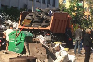 Металурги прибрали частину барикад у Маріуполі