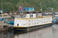 Казино River Palace отбуксировали из Киева в Новоукраинку