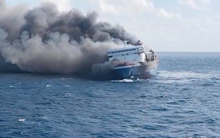 У Індонезії через пожежу на поромі загинули пʼятеро людей, ще 41 особа зникла безвісти