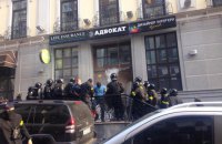 Полиция задержала 18 человек, взломавших дверь здания на Воздвиженке (обновлено)